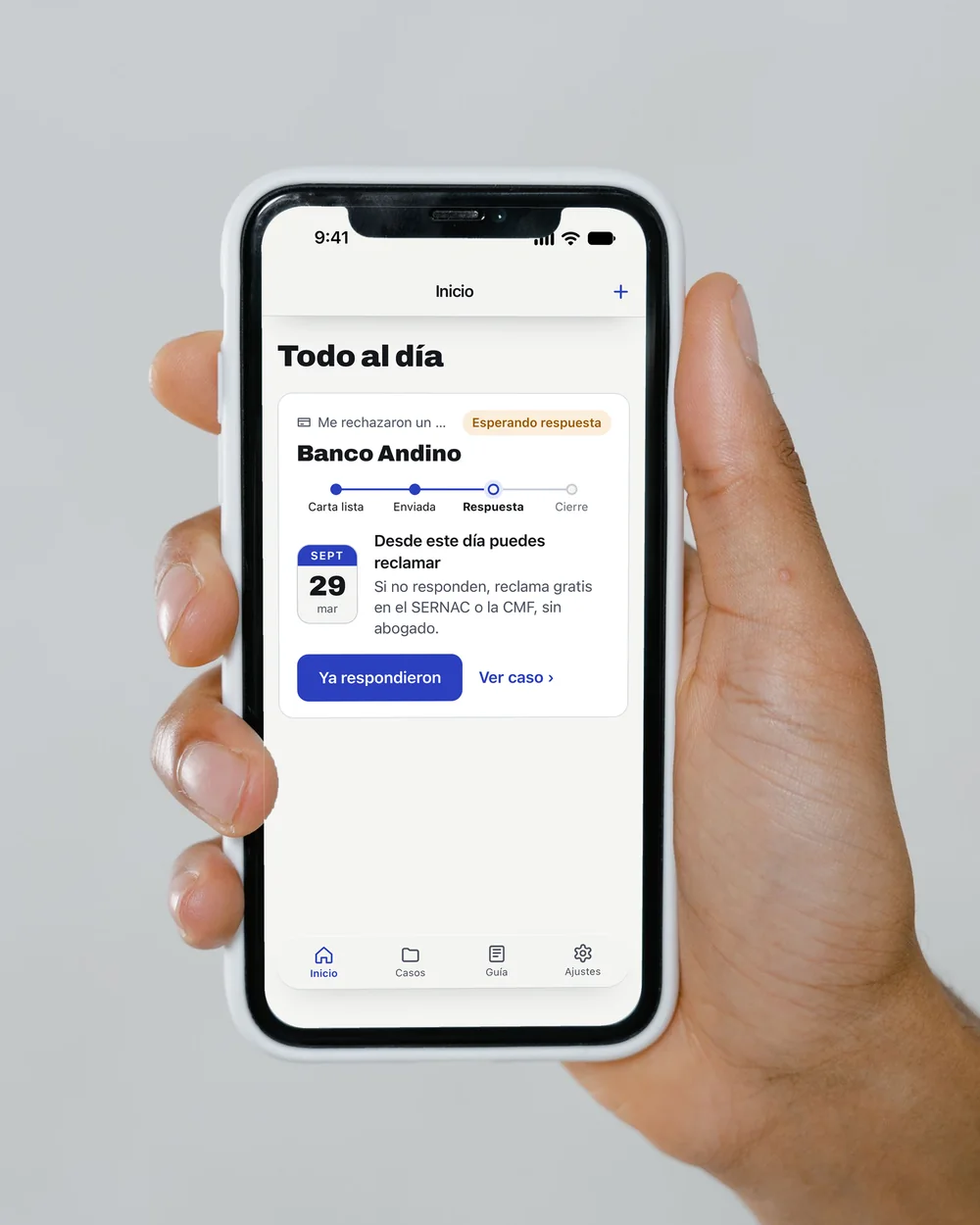 Una mano sostiene un iPhone con Contrapeso abierto: «Todo al día», el caso con Banco Andino y la fecha desde la que se puede reclamar.